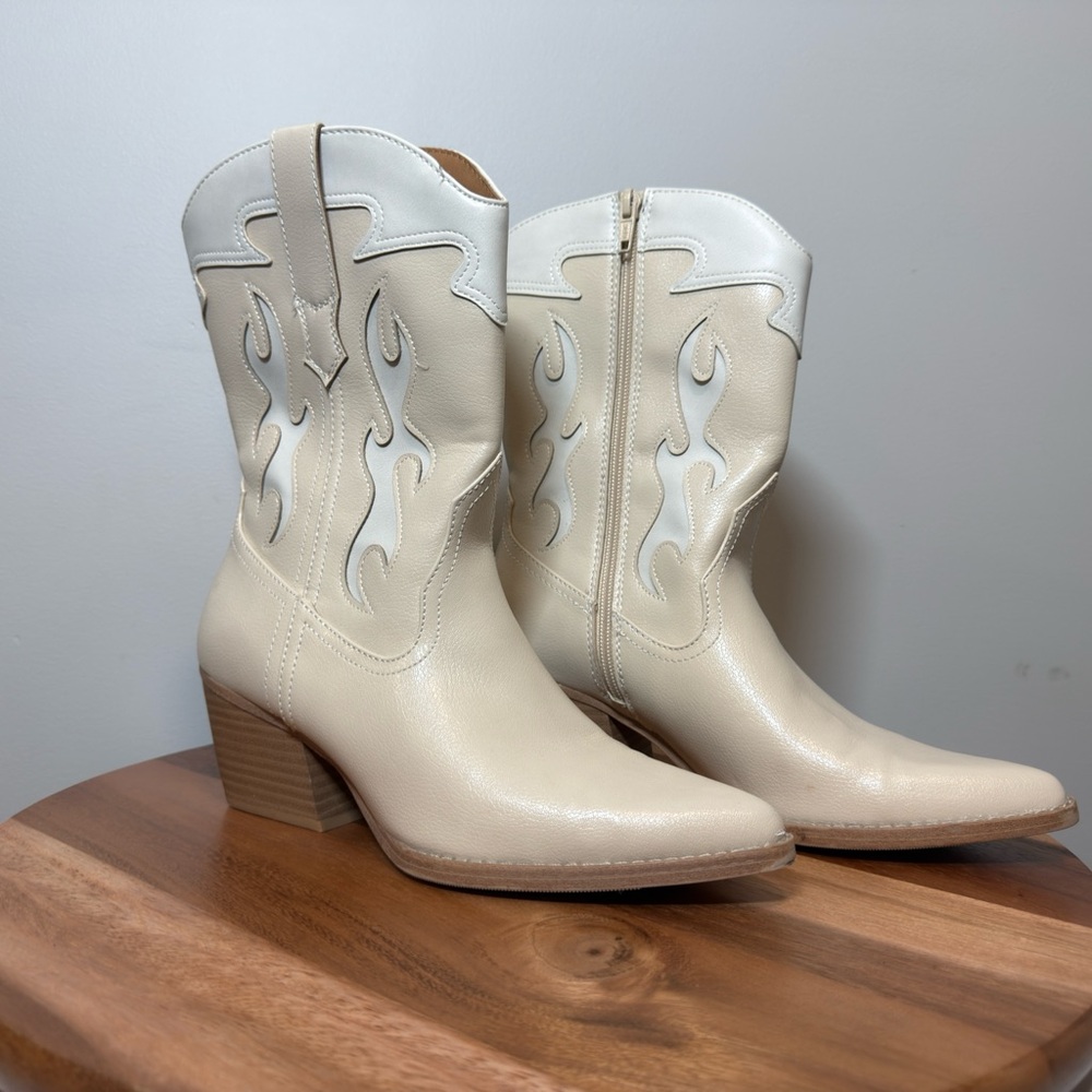 Universal Thread Elegant Cream Western Heeled Side Zip Boots, size 9.5
